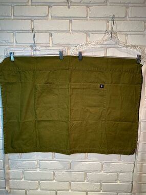2 Uncommon Threads 1/2 aprons NWOT